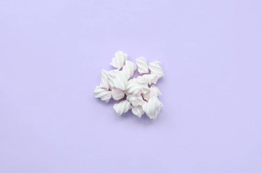 Mor Kağıt arka plan üzerinde renkli hatmi ortaya koydu. Pastel yaratıcı doku. en az.