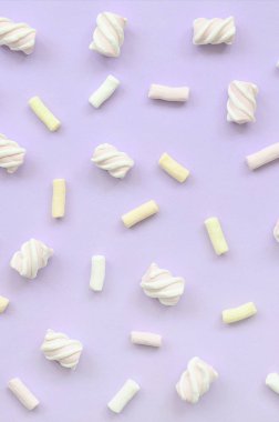 Mor Kağıt arka plan üzerinde renkli hatmi ortaya koydu. Pastel yaratıcı doku. en az.