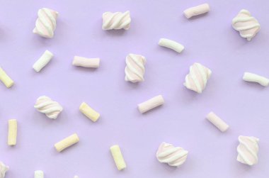 Mor Kağıt arka plan üzerinde renkli hatmi ortaya koydu. Pastel yaratıcı doku. en az.