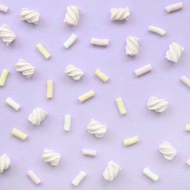 Mor Kağıt arka plan üzerinde renkli hatmi ortaya koydu. Pastel yaratıcı doku. en az.