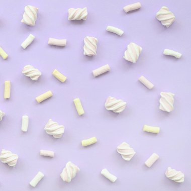 Mor Kağıt arka plan üzerinde renkli hatmi ortaya koydu. Pastel yaratıcı doku. en az.