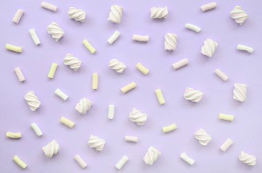 Mor Kağıt arka plan üzerinde renkli hatmi ortaya koydu. Pastel yaratıcı doku. en az.