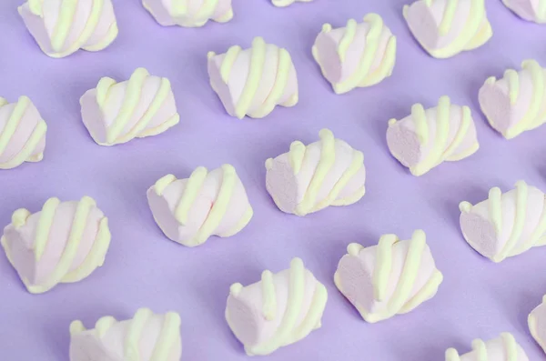 Marshmallow Colorato Disposto Sfondo Carta Viola Pastello Creativo Modello Strutturato — Foto Stock