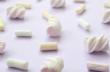 Mor Kağıt arka plan üzerinde renkli hatmi ortaya koydu. yaratıcı dokulu model. Perspektif makro çekim.