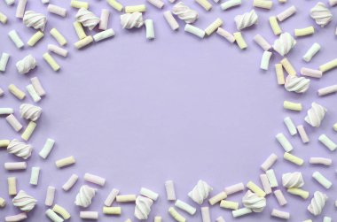 Mor Kağıt arka plan üzerinde renkli hatmi ortaya koydu. Pastel yaratıcı dokulu çerçeve. en az.