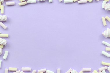 Mor Kağıt arka plan üzerinde renkli hatmi ortaya koydu. Pastel yaratıcı dokulu çerçeve. en az.