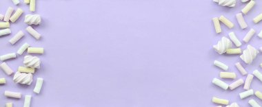 Mor Kağıt arka plan üzerinde renkli hatmi ortaya koydu. Pastel yaratıcı dokulu çerçeve. en az.