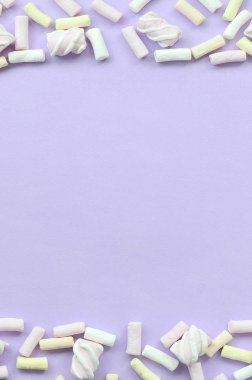 Mor Kağıt arka plan üzerinde renkli hatmi ortaya koydu. Pastel yaratıcı dokulu çerçeve. en az.