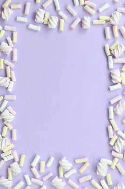 Mor Kağıt arka plan üzerinde renkli hatmi ortaya koydu. Pastel yaratıcı dokulu çerçeve. en az.