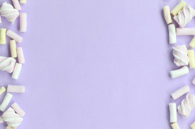 Mor Kağıt arka plan üzerinde renkli hatmi ortaya koydu. Pastel yaratıcı dokulu çerçeve. en az.