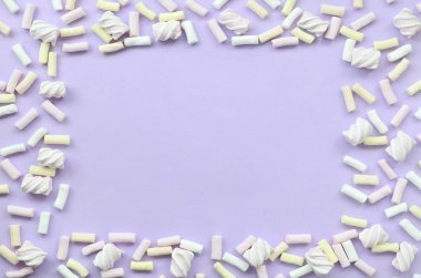 Mor Kağıt arka plan üzerinde renkli hatmi ortaya koydu. Pastel yaratıcı dokulu çerçeve. en az.