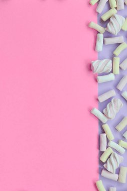 Mor ve pembe Kağıt arka plan üzerinde renkli hatmi ortaya koydu. Pastel yaratıcı dokulu çerçeve. en az.