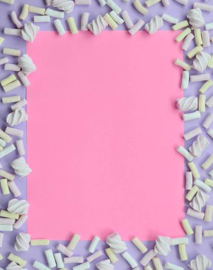 Mor ve pembe Kağıt arka plan üzerinde renkli hatmi ortaya koydu. Pastel yaratıcı dokulu çerçeve. en az.