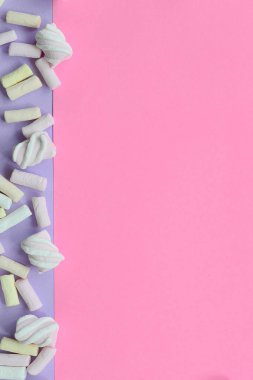 Mor ve pembe Kağıt arka plan üzerinde renkli hatmi ortaya koydu. Pastel yaratıcı dokulu çerçeve. en az.