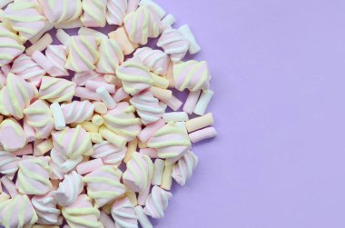 Mor Kağıt arka plan üzerinde renkli hatmi ortaya koydu. Pastel yaratıcı doku. en az.