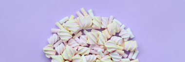 Mor Kağıt arka plan üzerinde renkli hatmi ortaya koydu. Pastel yaratıcı doku. en az.