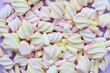 Mor Kağıt arka plan üzerinde renkli hatmi ortaya koydu. Pastel yaratıcı doku. en az.