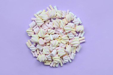 Mor Kağıt arka plan üzerinde renkli hatmi ortaya koydu. Pastel yaratıcı doku. en az.