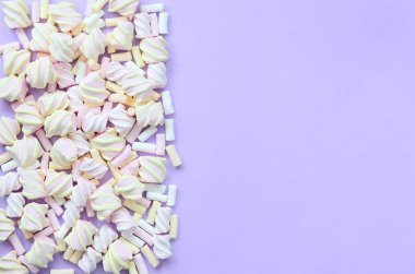 Mor Kağıt arka plan üzerinde renkli hatmi ortaya koydu. Pastel yaratıcı doku. en az.