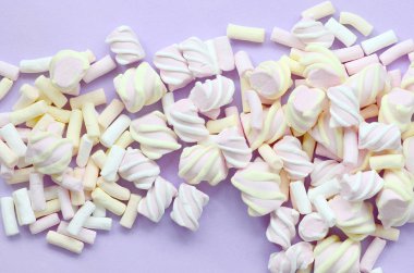 Mor Kağıt arka plan üzerinde renkli hatmi ortaya koydu. Pastel yaratıcı doku. en az.