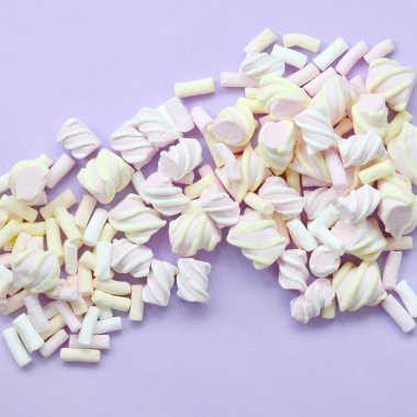 Mor Kağıt arka plan üzerinde renkli hatmi ortaya koydu. Pastel yaratıcı doku. en az.