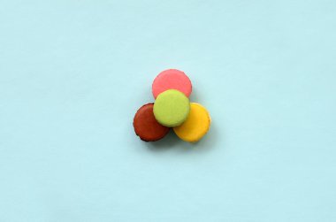 Tatlı pasta macaron veya trendy pastel mavi arka plan üstten görünüm üzerinde acıbadem kurabiyesi. Düz yatıyordu kompozisyon.