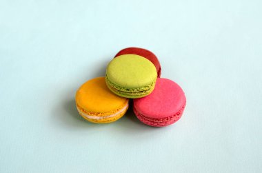 Tatlı pasta macaron veya trendy pastel mavi zemin üzerine acıbadem kurabiyesi. Moda lezzetli renkli kurabiye.