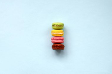 Tatlı pasta macaron veya trendy pastel mavi arka plan üstten görünüm üzerinde acıbadem kurabiyesi. Düz yatıyordu kompozisyon.
