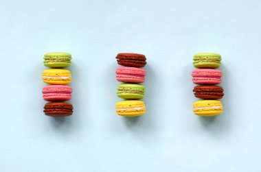 Tatlı pasta macaron veya trendy pastel mavi arka plan üstten görünüm üzerinde acıbadem kurabiyesi. Düz yatıyordu kompozisyon.