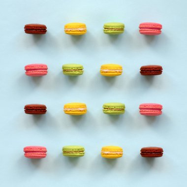 Tatlı pasta macaron veya trendy pastel mavi arka plan üstten görünüm üzerinde acıbadem kurabiyesi. Düz yatıyordu kompozisyon.