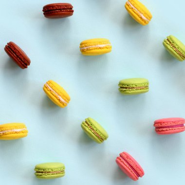 Tatlı pasta macaron veya trendy pastel mavi arka plan üstten görünüm üzerinde acıbadem kurabiyesi. Düz yatıyordu kompozisyon.