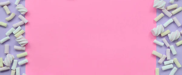 Marshmallow Colorato Disposto Sfondo Carta Viola Rosa Cornice Texture Creativa — Foto Stock