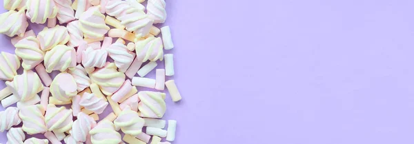 Färgglada Marshmallow Som Anges Violett Papper Bakgrund Pastell Kreativa Konsistens — Stockfoto