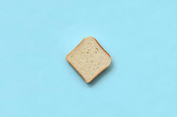Pedaço Pão Está Fundo Textura Papel Cor Azul Pastel Moda — Fotografia de Stock