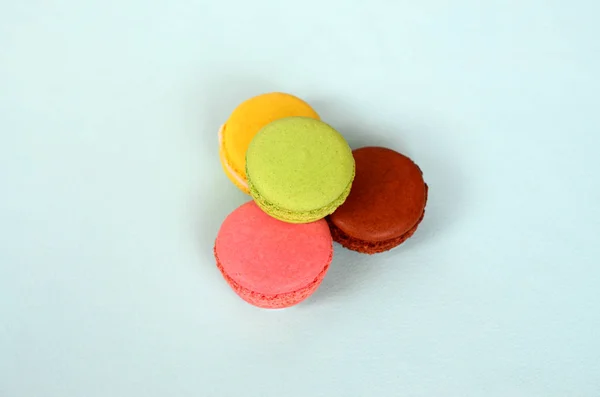 甜点蛋糕 Macaron 或玛卡龙在时髦的粉彩蓝色背景 时尚可口的彩色曲奇饼 — 图库照片