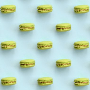 Yeşil tatlı pasta macaron veya trendy pastel mavi arka plan üstten görünüm üzerinde acıbadem kurabiyesi. Düz yatıyordu desen kompozisyonu.