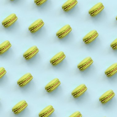Yeşil tatlı pasta macaron veya trendy pastel mavi arka plan üstten görünüm üzerinde acıbadem kurabiyesi. Düz yatıyordu desen kompozisyonu.