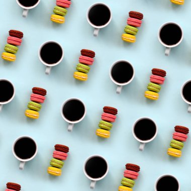 Birçok renkli tatlı pasta acıbadem kurabiyesi ve kahve kupaları trendy pastel mavi arka plan üstten görünüm üzerinde bir model. Düz yatıyordu kompozisyon.