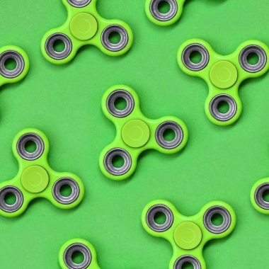 Çok yeşil topluca spinners yalan en az kavramı içinde moda pastel yeşil renk kağıt doku arka plan üzerinde.