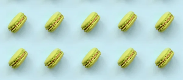 緑のデザート ケーキ マカロンやトレンディなパステル ブルー背景トップ ビューのマカロン フラット レイアウト パターン構成 — ストック写真
