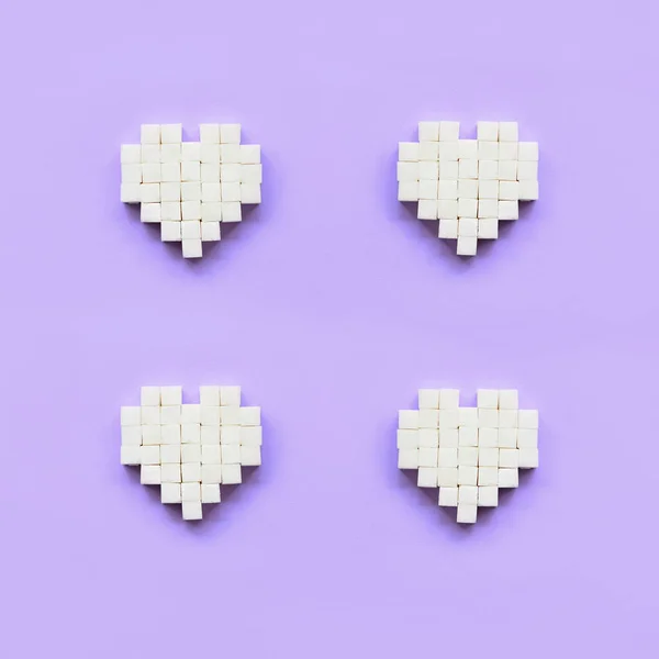 Ein Paar Herzen Aus Zuckerwürfeln Liegen Auf Einem Trendigen Pastellvioletten — Stockfoto