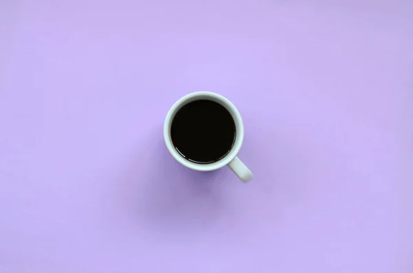 Piccola Tazza Caffè Bianco Sfondo Texture Carta Colore Viola Pastello — Foto Stock