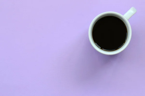 Piccola Tazza Caffè Bianco Sfondo Texture Carta Colore Viola Pastello — Foto Stock