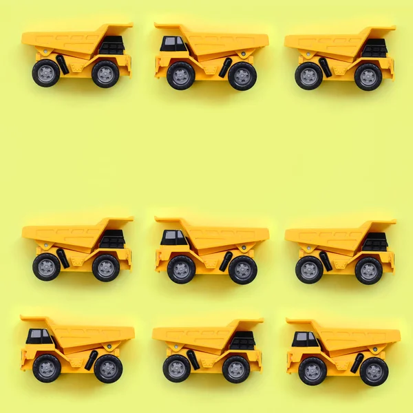 Багато Маленьких Жовтих Іграшкових Вантажівок Фактурі Модного Пастельно Жовтого Кольорового — стокове фото