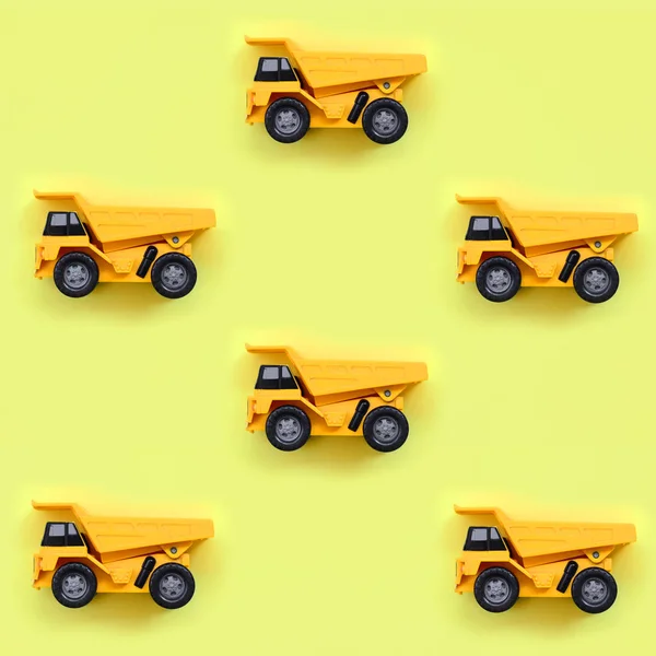 Багато Маленьких Жовтих Іграшкових Вантажівок Фактурі Модного Пастельно Жовтого Кольорового — стокове фото