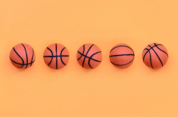 Многие Маленькие Оранжевые Шарики Баскетбола Спортивной Игры Лежит Фоне Текстуры — стоковое фото