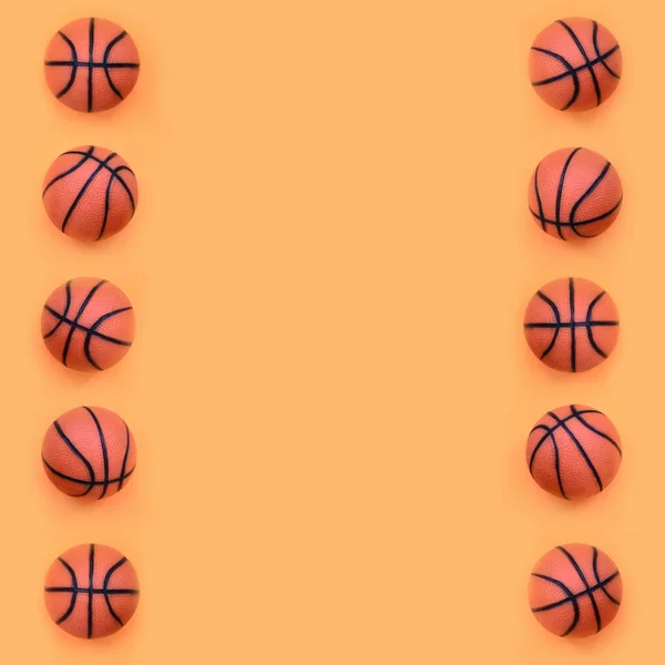 许多小橙色球为篮球体育游戏谎言在纹理背景的时尚粉彩橙色纸在极小的概念 — 图库照片