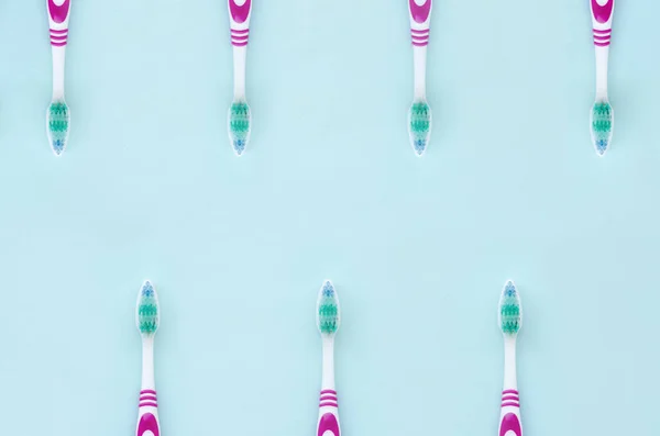 Много Зубных Щёток Лежат Пастельно Синем Фоне Вид Сверху Плоский — стоковое фото