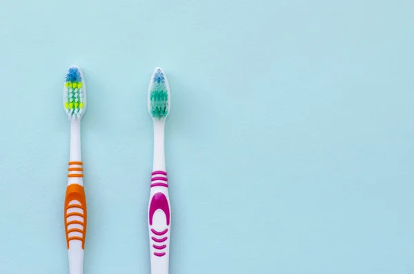 Duas Escovas Dentes Estão Fundo Azul Pastel Vista Superior Deitado — Fotografia de Stock