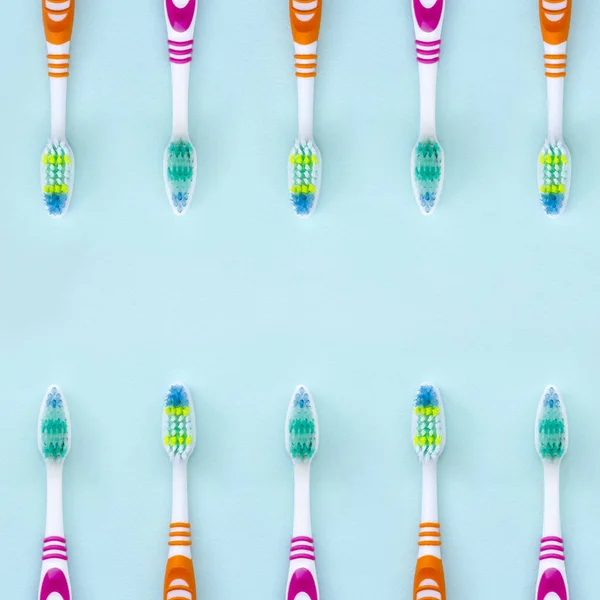 Muitas Escovas Dentes Estão Fundo Azul Pastel Vista Superior Deitado — Fotografia de Stock